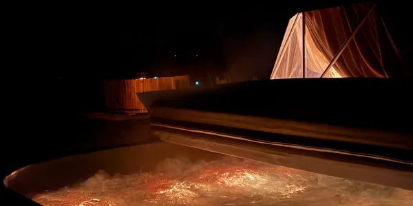 Wypoczynek w kopule glampingowej z tarasem i jacuzzi w Uhercach Mineralnych
