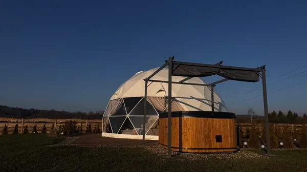 Glamping w Bieszczadach z prywatnym jacuzzi na tarasie